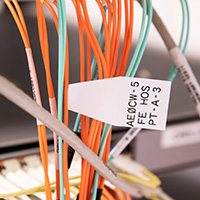 Una etiqueta de bandera enrollada alrededor de un cable.