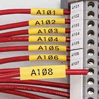 Etiquetas termorretráctiles alrededor de unos cables.