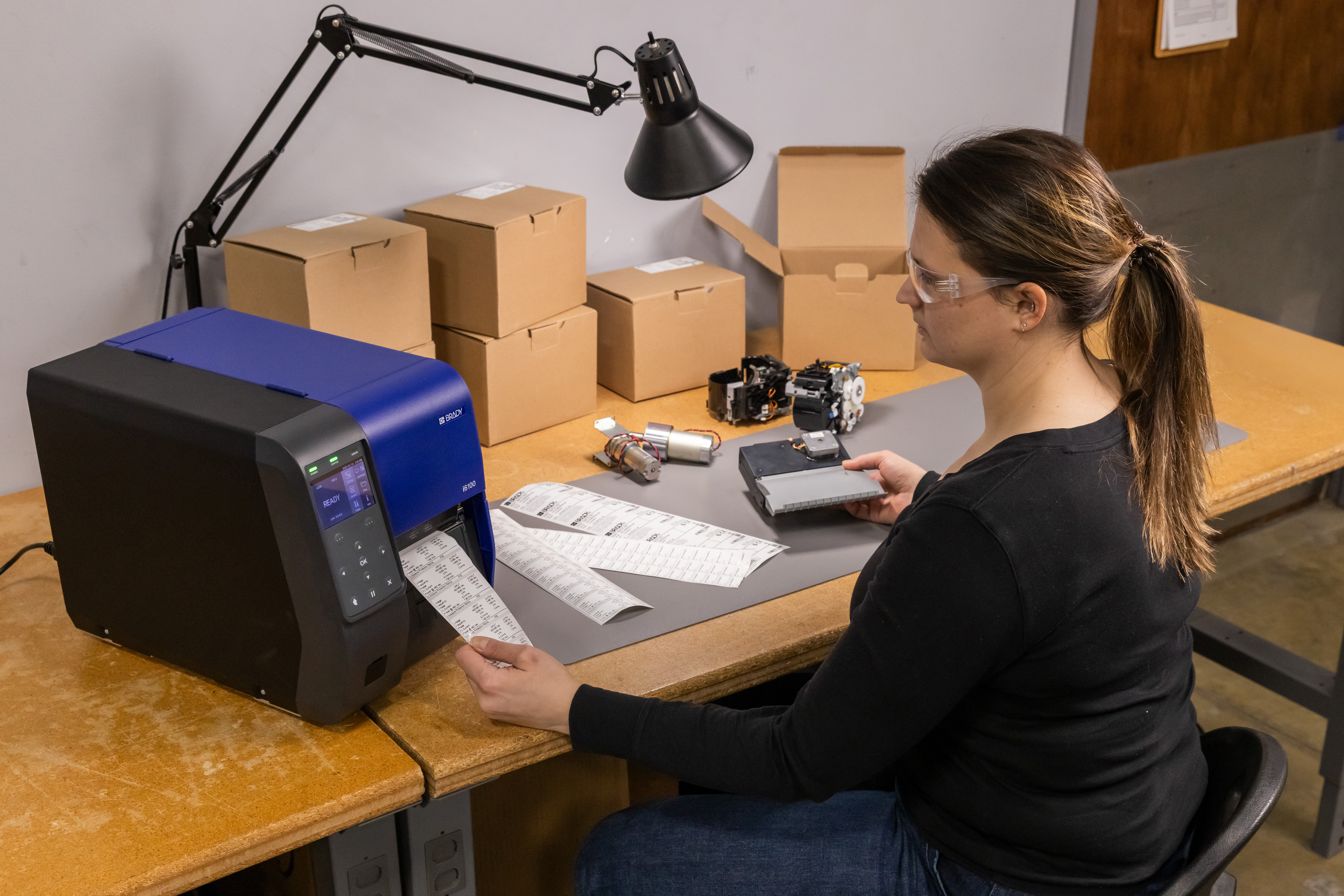 Impresora con etiquetas sobre una mesa