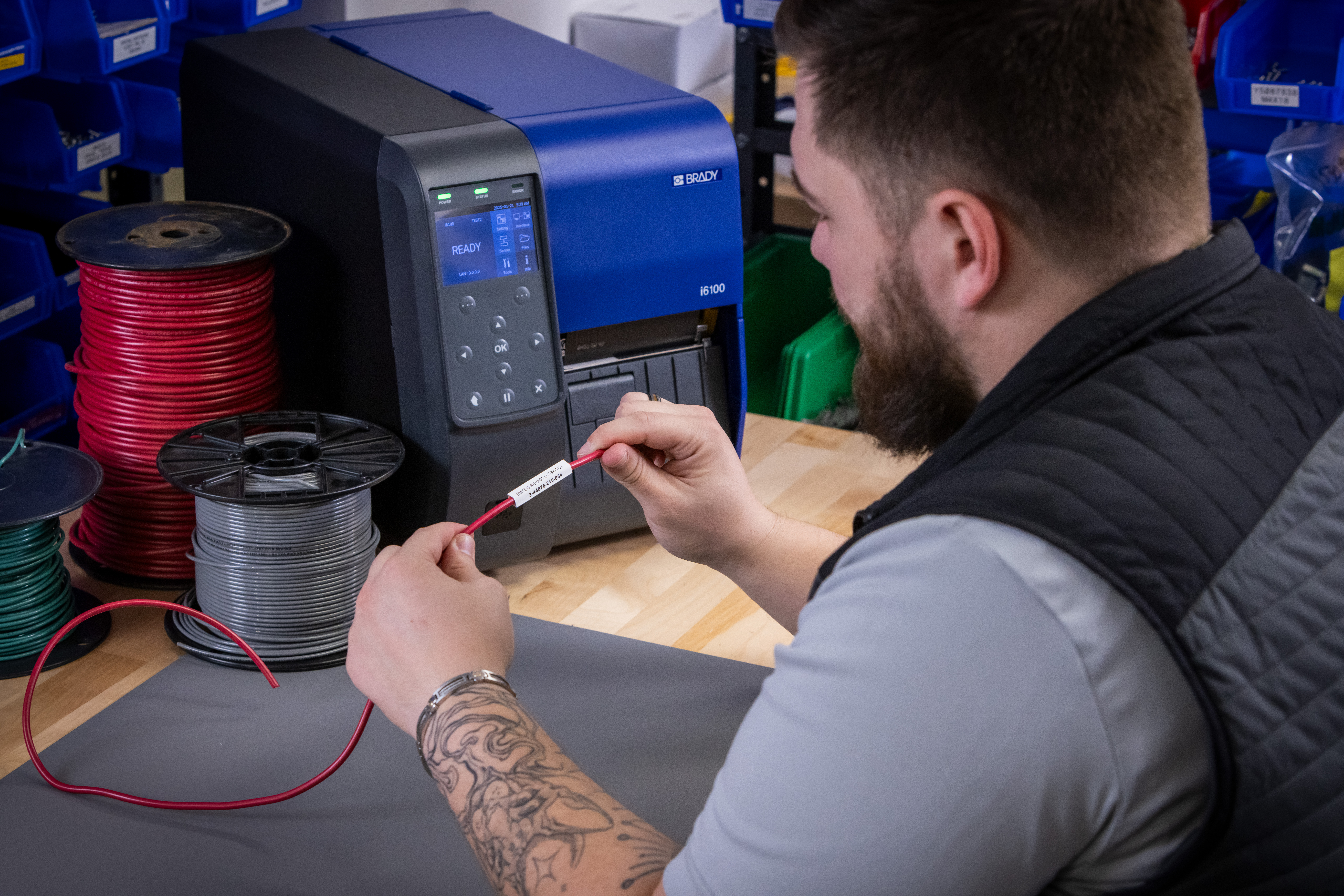 Impresora sobre una mesa con cable.