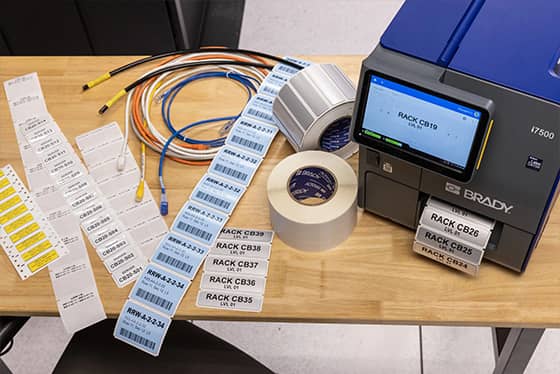 Un trabajador aplica una etiqueta de activos a un portátil.