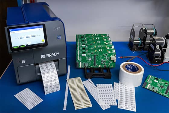 Un trabajador aplica una etiqueta de activos a un portátil.