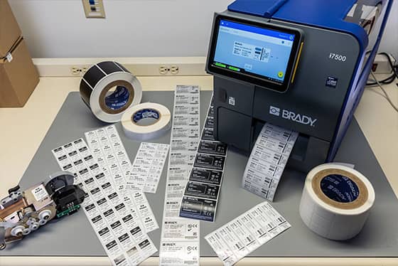 Un trabajador aplica una etiqueta de activos a un portátil.