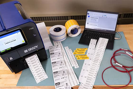 Un trabajador aplica una etiqueta de activos a un portátil.