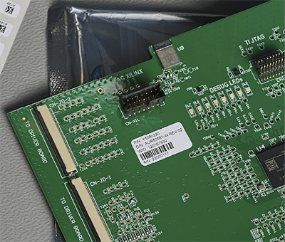 Una etiqueta impresa con la i7500 en una placa de circuito impreso que permite apreciar su nitidez. 