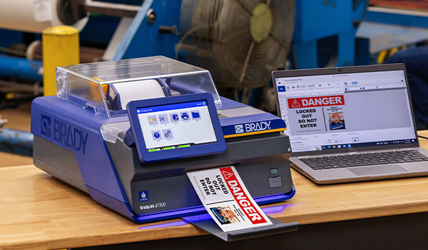 Impresora J7300 sobre una mesa en una planta de fabricación.