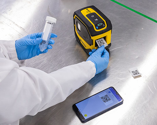 Impresión de una etiqueta de vial con un código QR con la impresora M511.