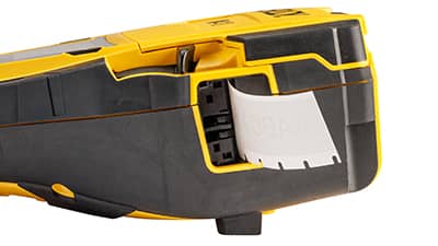 Puertos USB-A y USB-C en el lateral de la impresora M710.