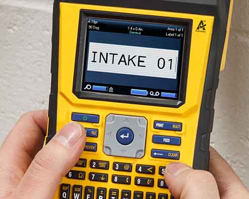 Una persona escribe en el teclado de la M610 con los dos pulgares.