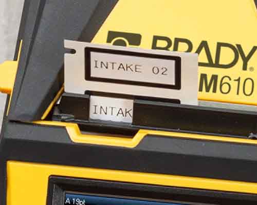 Etiquetas recién impresas salen de la M610. 