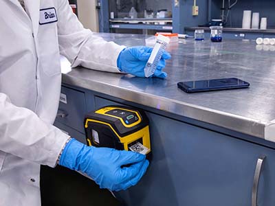 Una impresora de etiquetas M211 que se adapta perfectamente a una estación de trabajo de un laboratorio.