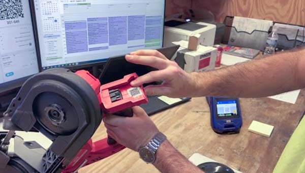 Una persona señala una etiqueta en una herramienta.