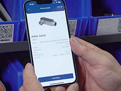 Una persona que utiliza su propia aplicación móvil para imprimir etiquetas.