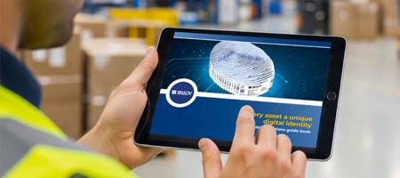 Un trabajador consulta la guía en una tableta