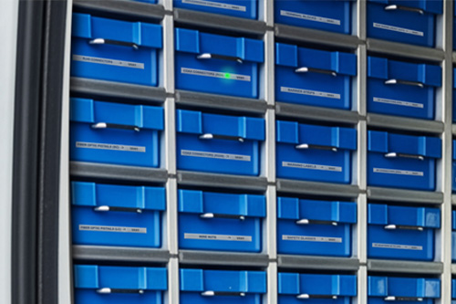 Imagen de aplicación de etiqueta RFID con cascos genéricos de personal de emergencia y de seguridad para el seguimiento de activos